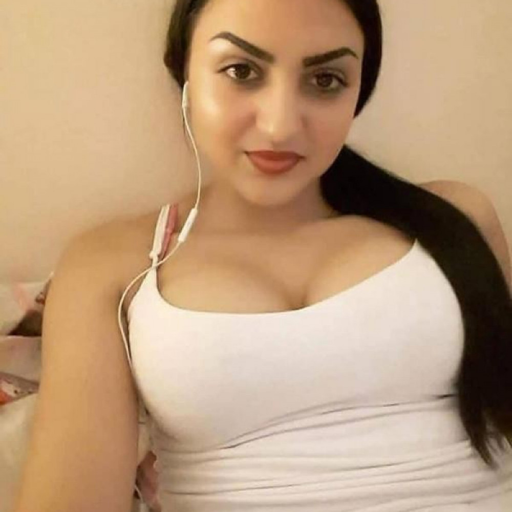 busty escort nidhi